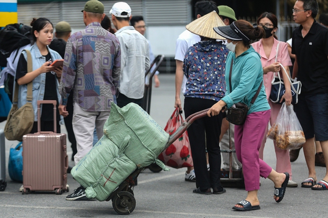 H&agrave; Nội: Bến xe kh&aacute;ch nhộn nhịp, người d&acirc;n lỉnh kỉnh h&agrave;nh l&yacute; trở lại sau k&igrave; nghỉ lễ 2/9 - Ảnh 9.