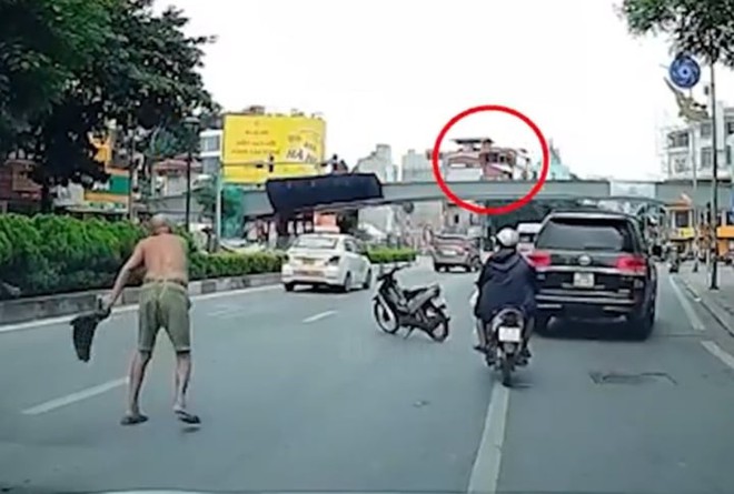 Khởi tố kẻ phi dao tr&uacute;ng &ocirc; t&ocirc; giữa phố H&agrave; Nội - Ảnh 1.