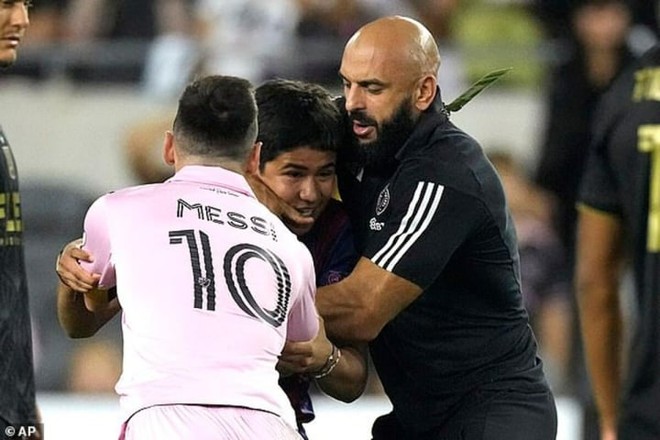 Vệ sỹ ri&ecirc;ng nhận lương 3 triệu USD k&egrave;m cặp Messi như h&igrave;nh với b&oacute;ng - Ảnh 1.