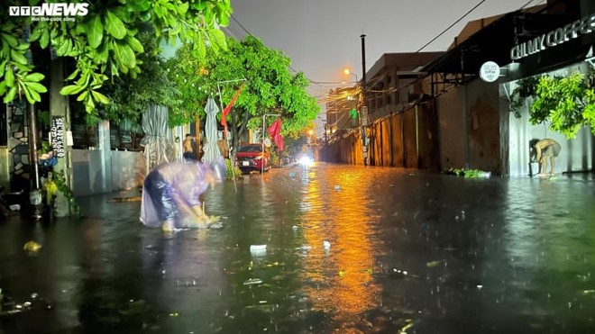 Thành phố Quy Nhơn, Bình Định: Đường ngập, nước tràn vào nhà sau cơn mưa kéo dài - Ảnh 8.