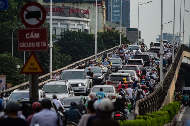 S&aacute;ng đầu ti&ecirc;n đi l&agrave;m sau k&igrave; nghỉ lễ 2/9, đường H&agrave; Nội tắc mu&ocirc;n ngả - Ảnh 12.