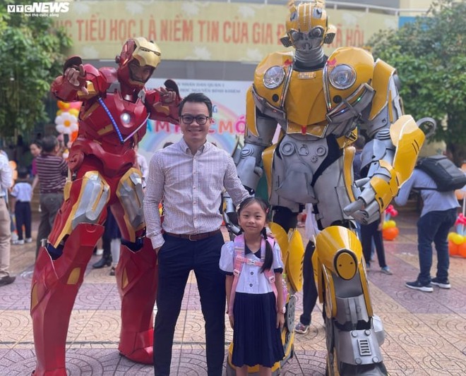 Học sinh thích thú khi Iron Man xuất hiện tại lễ khai giảng - Ảnh 2.