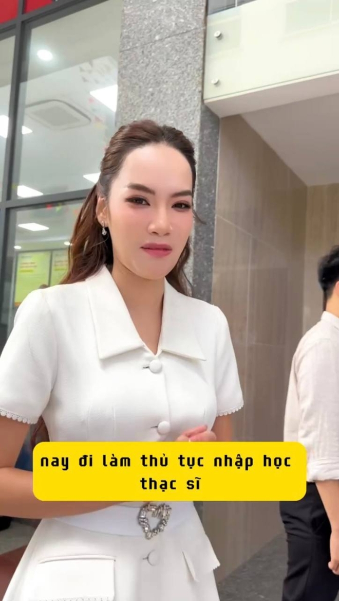 Hoa hậu Lê Hoàng Phương được bà Phạm Kim Dung dắt đi đăng ký nhập học Thạc sĩ HUTECH - Ảnh 3.