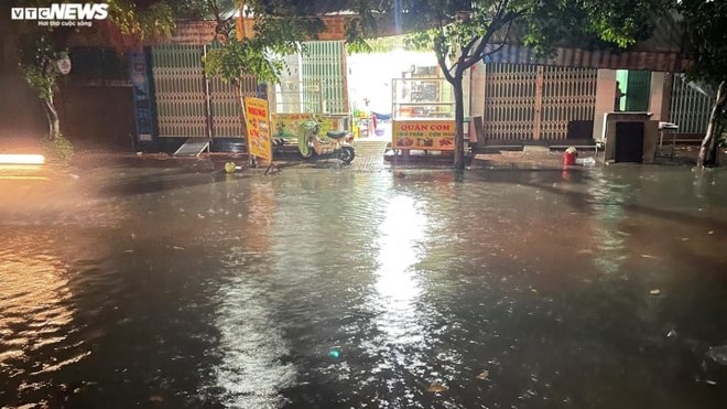 Thành phố Quy Nhơn, Bình Định: Đường ngập, nước tràn vào nhà sau cơn mưa kéo dài - Ảnh 5.