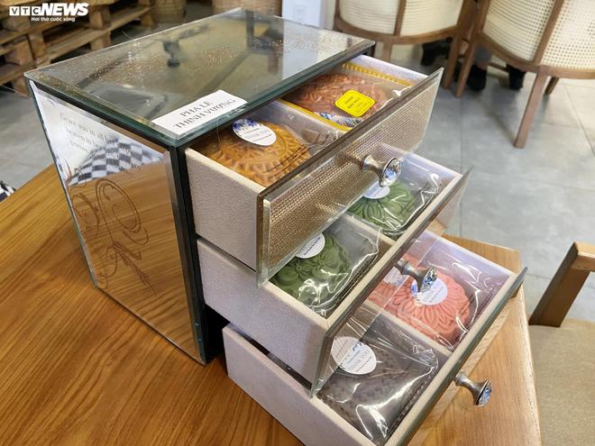 B&aacute;nh Trung thu &ldquo;sang, xịn, mịn&rdquo; gi&aacute; v&agrave;i triệu đồng/hộp h&uacute;t kh&aacute;ch - Ảnh 2.
