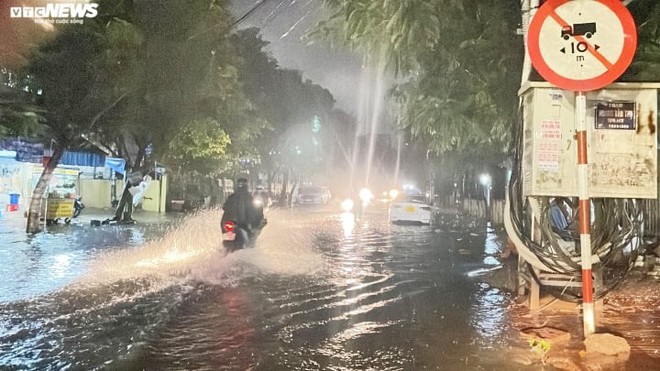 Thành phố Quy Nhơn, Bình Định: Đường ngập, nước tràn vào nhà sau cơn mưa kéo dài - Ảnh 4.