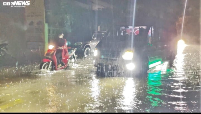 Thành phố Quy Nhơn, Bình Định: Đường ngập, nước tràn vào nhà sau cơn mưa kéo dài - Ảnh 3.