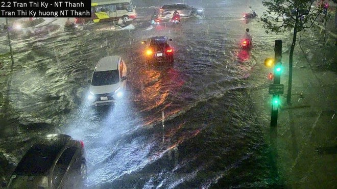 Thành phố Quy Nhơn, Bình Định: Đường ngập, nước tràn vào nhà sau cơn mưa kéo dài - Ảnh 2.
