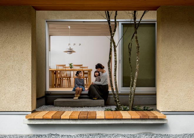 Ngôi nhà với khoảng sân vườn thiết kế đẹp như tranh vẽ ở Nhật - Ảnh 1.