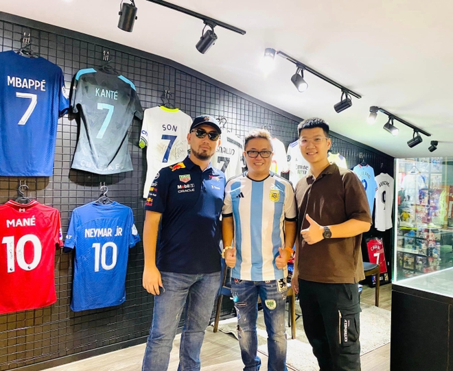Doanh nh&acirc;n Quốc Cường từng rủ nh&acirc;n vật n&agrave;y đi gặp Messi, lăn tăn Jack l&agrave; người thế n&agrave;o khi nam ca sĩ nhờ gi&uacute;p đỡ - Ảnh 2.