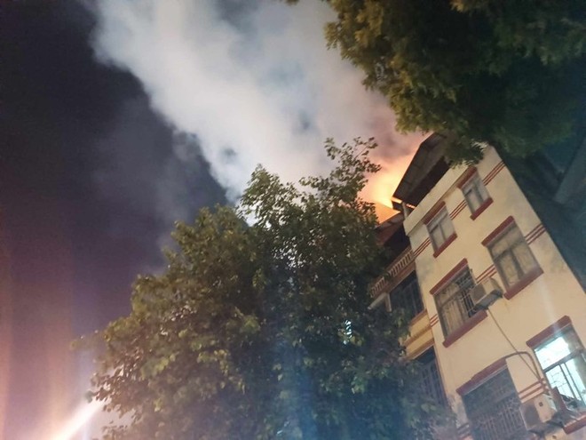 Cháy căn nhà 6 tầng tại đường Láng, khói lửa bốc lên ngùn ngụt - Ảnh 1.