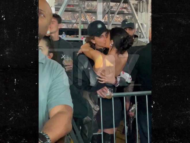 Kylie Jenner v&agrave; Timoth&eacute;e Chalamet lần đầu c&ocirc;ng khai kh&oacute;a m&ocirc;i, t&igrave;nh cũ Travis Scott ở ngay gần liệu c&oacute; chứng kiến? - Ảnh 4.