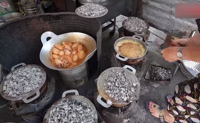 Quán cơm tấm duy nhất ở Sài Gòn có món chả cua nướng nồi gang, đỉnh nhất là miếng sườn bự tràn dĩa - Ảnh 5. Quán cơm tấm duy nhất ở Sài Gòn có món chả cua nướng nồi gang, đỉnh nhất là miếng sườn bự tràn dĩa - Ảnh 5.