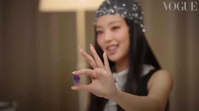 C&aacute;ch Jennie (BLACKPINK) chế ngự năng lượng ti&ecirc;u cực: Chơi hệ t&acirc;m linh, m&ecirc; đồ phong thủy v&agrave; mang theo b&ecirc;n m&igrave;nh mọi l&uacute;c - Ảnh 8.