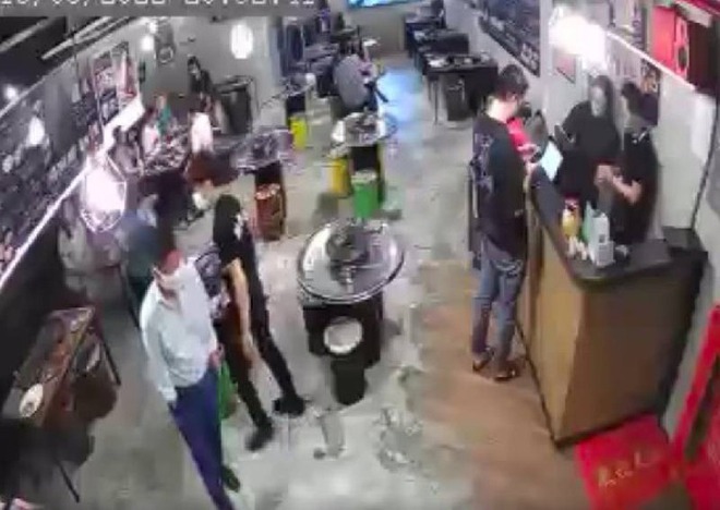 V&agrave;o nh&agrave; h&agrave;ng ăn bữa gần 5 triệu, cặp đ&ocirc;i c&oacute; h&agrave;nh động khiến nữ nh&acirc;n vi&ecirc;n phục vụ kh&oacute;c r&ograve;ng - Ảnh 2.