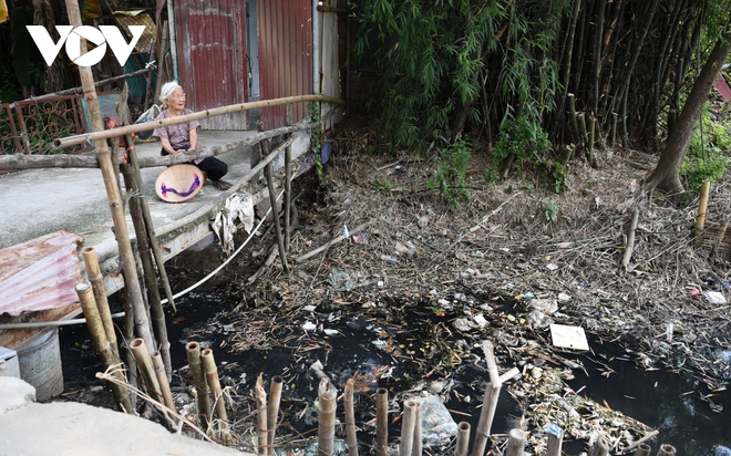Nguồn nước ô nhiễm, rác thải bủa vây “điểm nóng” sốt xuất huyết của Hà Nội - Ảnh 5.