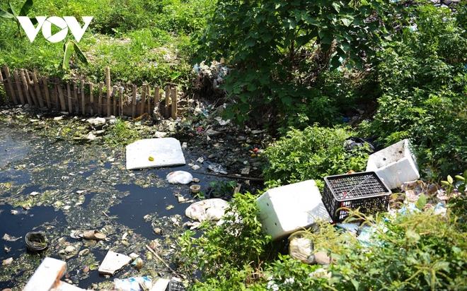 Nguồn nước ô nhiễm, rác thải bủa vây “điểm nóng” sốt xuất huyết của Hà Nội - Ảnh 16.