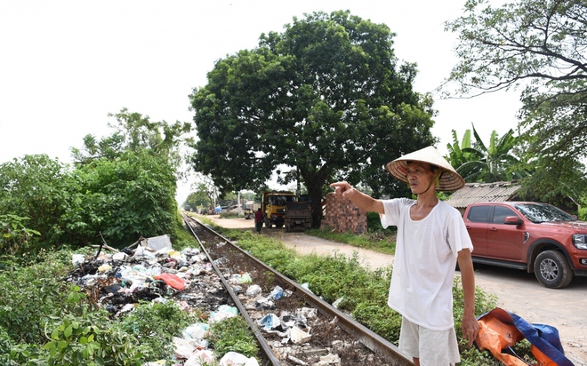 Nguồn nước ô nhiễm, rác thải bủa vây “điểm nóng” sốt xuất huyết của Hà Nội - Ảnh 15.