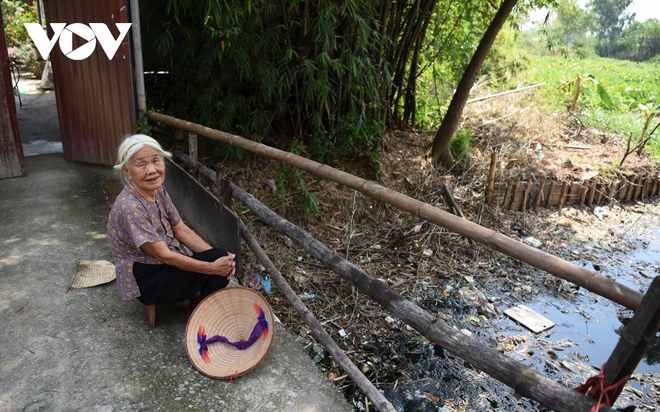 Nguồn nước ô nhiễm, rác thải bủa vây “điểm nóng” sốt xuất huyết của Hà Nội - Ảnh 14.