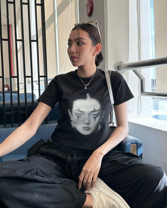 Mặc trang phục tối màu sang trọng mà vẫn trẻ trung như sao Việt - Ảnh 4.