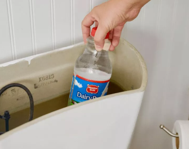 Đặt chai nhựa v&agrave;o bể chứa nước của bồn cầu c&oacute; t&aacute;c dụng g&igrave;? - Ảnh 1.