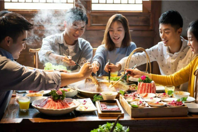 Ba th&oacute;i quen tr&ecirc;n b&agrave;n ăn đang &acirc;m thầm r&uacute;t ngắn tuổi thọ của bạn - Ảnh 1.