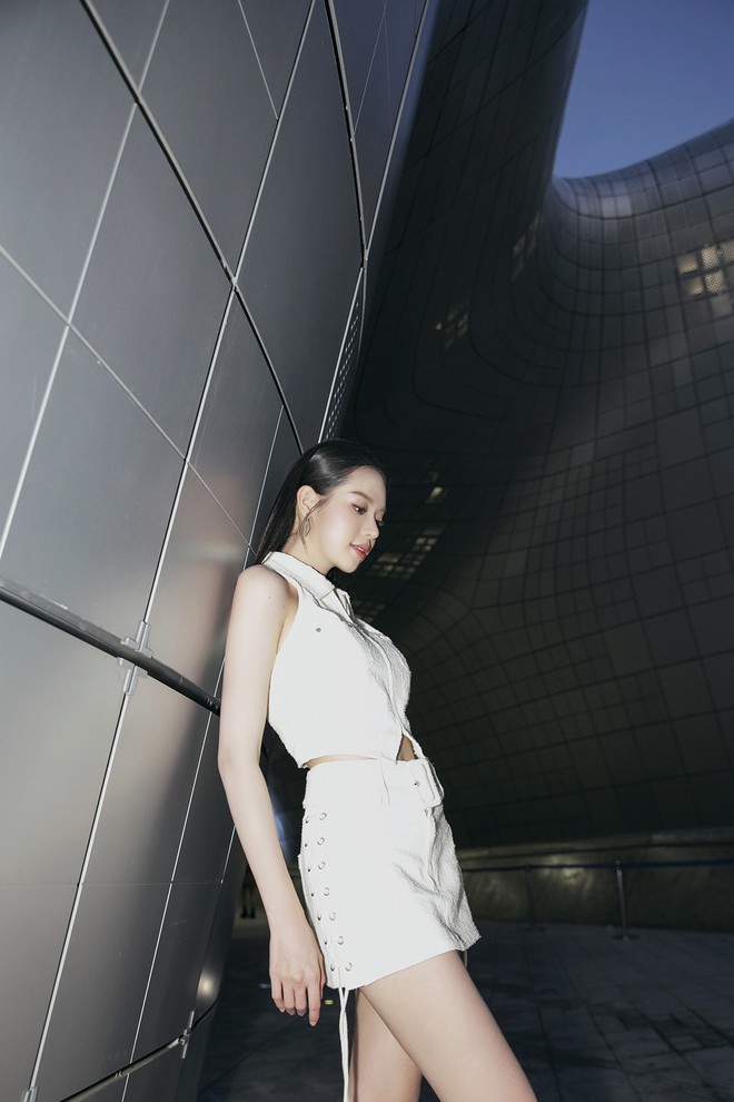 Hoa hậu Thanh Thủy khoe eo thon dự Tuần lễ Thời trang Seoul - Ảnh 3.