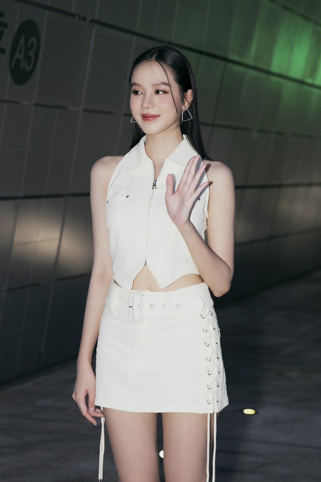 Hoa hậu Thanh Thủy khoe eo thon dự Tuần lễ Thời trang Seoul - Ảnh 2.