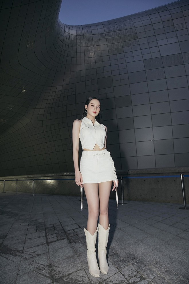 Hoa hậu Thanh Thủy khoe eo thon dự Tuần lễ Thời trang Seoul - Ảnh 1.