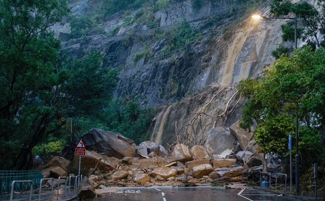 Hong Kong (Trung Quốc) tê liệt vì mưa lớn kỷ lục kể từ năm 1884 - Ảnh 7.