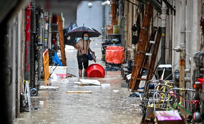 Hong Kong (Trung Quốc) tê liệt vì mưa lớn kỷ lục kể từ năm 1884 - Ảnh 6.