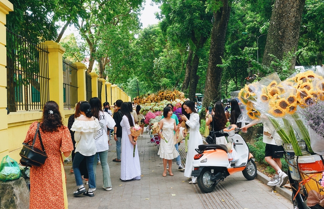 Khung cảnh "1 mét vuông 10 nàng thơ" nhộn nhịp trên con phố mùa thu Hà Nội, cuối tuần đẹp trời lại càng đông đúc - Ảnh 1.