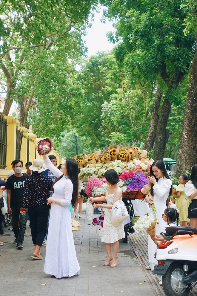 Khung cảnh "1 mét vuông 10 nàng thơ" nhộn nhịp trên con phố mùa thu Hà Nội, cuối tuần đẹp trời lại càng đông đúc - Ảnh 3.