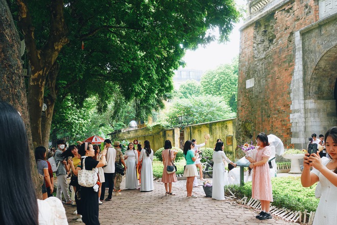 Khung cảnh "1 mét vuông 10 nàng thơ" nhộn nhịp trên con phố mùa thu Hà Nội, cuối tuần đẹp trời lại càng đông đúc - Ảnh 4.