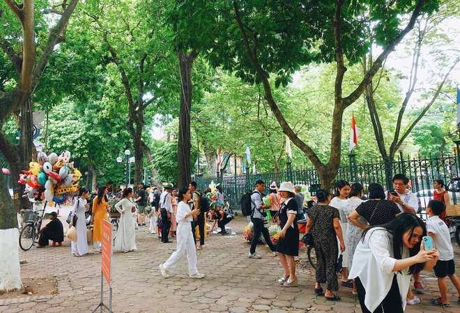 Khung cảnh "1 mét vuông 10 nàng thơ" nhộn nhịp trên con phố mùa thu Hà Nội, cuối tuần đẹp trời lại càng đông đúc - Ảnh 4.