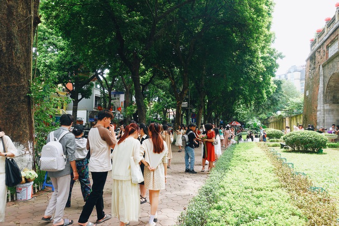 Khung cảnh "1 mét vuông 10 nàng thơ" nhộn nhịp trên con phố mùa thu Hà Nội, cuối tuần đẹp trời lại càng đông đúc - Ảnh 4.