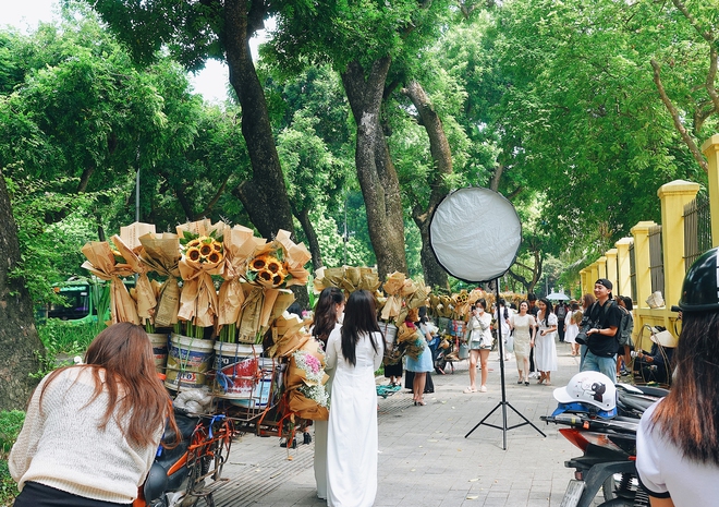 Khung cảnh "1 mét vuông 10 nàng thơ" nhộn nhịp trên con phố mùa thu Hà Nội, cuối tuần đẹp trời lại càng đông đúc - Ảnh 1.