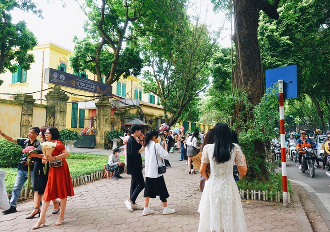 Khung cảnh "1 mét vuông 10 nàng thơ" nhộn nhịp trên con phố mùa thu Hà Nội, cuối tuần đẹp trời lại càng đông đúc - Ảnh 1.