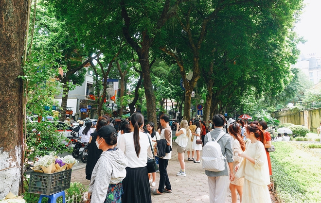 Khung cảnh "1 mét vuông 10 nàng thơ" nhộn nhịp trên con phố mùa thu Hà Nội, cuối tuần đẹp trời lại càng đông đúc - Ảnh 2.
