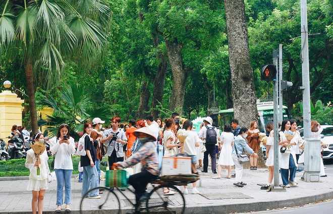Khung cảnh "1 mét vuông 10 nàng thơ" nhộn nhịp trên con phố mùa thu Hà Nội, cuối tuần đẹp trời lại càng đông đúc - Ảnh 2.