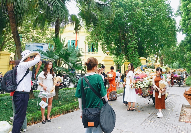 Khung cảnh "1 mét vuông 10 nàng thơ" nhộn nhịp trên con phố mùa thu Hà Nội, cuối tuần đẹp trời lại càng đông đúc - Ảnh 2.