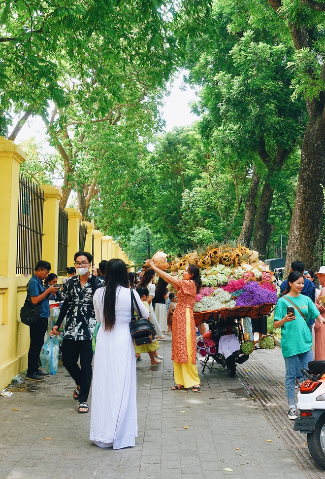 Khung cảnh "1 mét vuông 10 nàng thơ" nhộn nhịp trên con phố mùa thu Hà Nội, cuối tuần đẹp trời lại càng đông đúc - Ảnh 3.