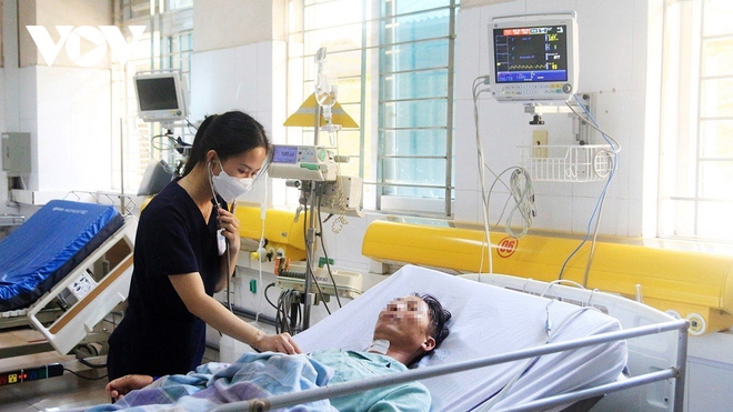 Người đ&agrave;n &ocirc;ng ở Quảng Ninh nguy kịch v&igrave; ăn hải sản nhiễm vi khuẩn - Ảnh 1.