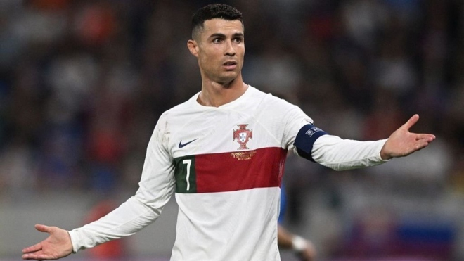 Ronaldo bị treo gi&ograve; tại v&ograve;ng loại EURO 2024 - Ảnh 2.