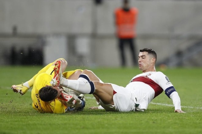 Ronaldo đạp vào mặt đồng đội cũ - Ảnh 1.