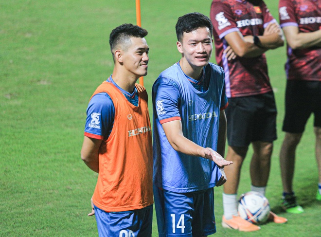 Khoảnh khắc vui: Tiến Linh thổi bụi gi&uacute;p Ho&agrave;ng Đức, nghịch ngợm cover lại động t&aacute;c của HLV Troussier - Ảnh 5.