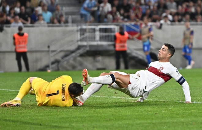 Ronaldo bị treo giò tại vòng loại EURO 2024 - Ảnh 1.