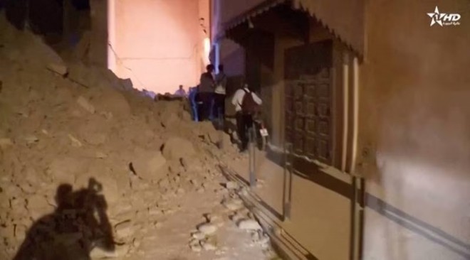 Cận cảnh sức t&agrave;n ph&aacute; kinh ho&agrave;ng của trận động đất &ldquo;trăm năm c&oacute; một&rdquo; tại Morocco - Ảnh 10.
