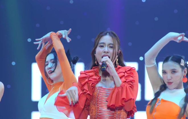 Hoàng Thùy Linh hát live ra sao sau tranh cãi phát ngôn, còn mang cả vé concert đi tặng khán giả? - Ảnh 2.