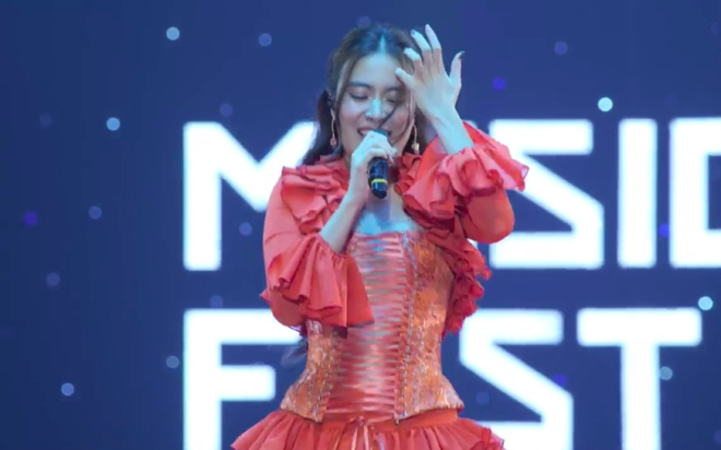 Hoàng Thùy Linh hát live ra sao sau tranh cãi phát ngôn, còn mang cả vé concert đi tặng khán giả? - Ảnh 1.